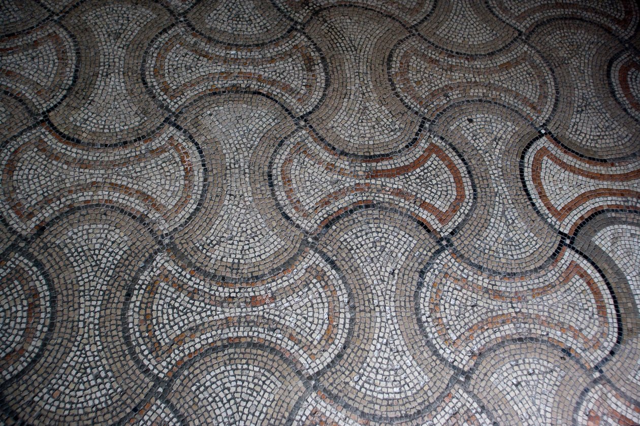 Yksityiskohta lattiakoristeesta (mosaiikki) tekijältä School Italian