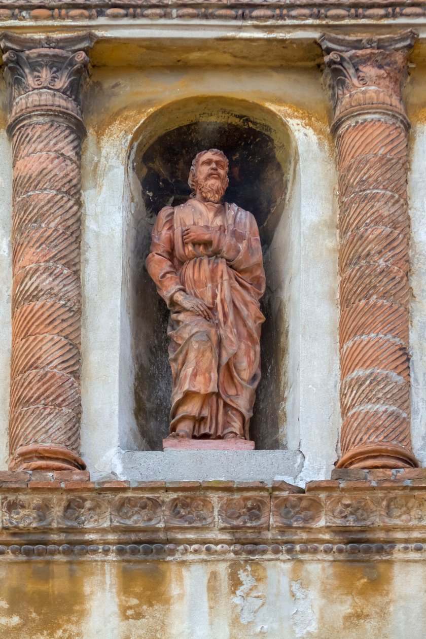Pyhimyksen figuuri, terrakottapatsas Palazzo Valenti Gonzagan nichessä, nimeltään Casa Guerrina, fancelliläiseen tyyliin, Via Frattini 5, Mantova (UNESCOn maailmanperintöluettelo, 2008), Lombardia, Italia tekijältä School Italian