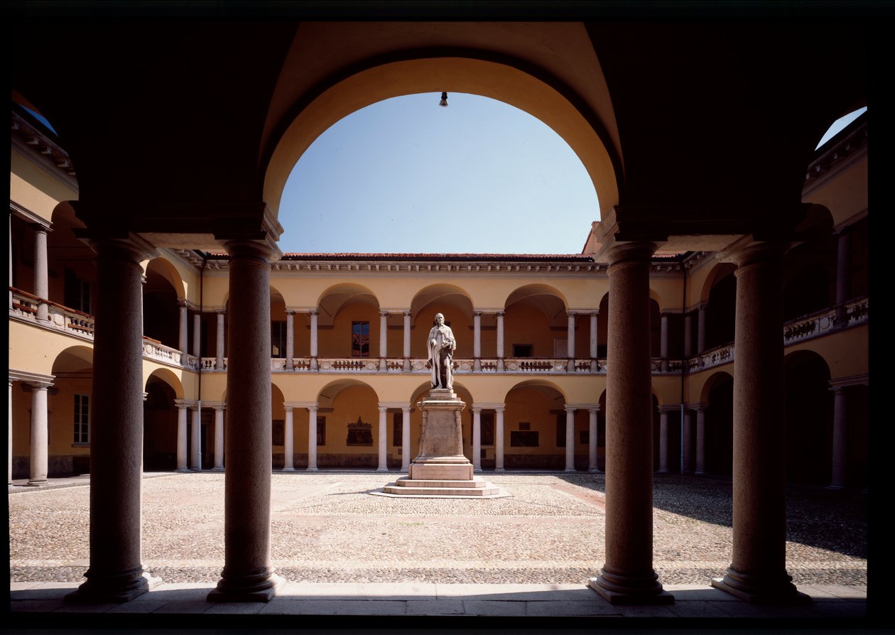 Näkymä sisäpihalle, jossa on Alessandro Voltan patsas (1878) tekijältä School Italian