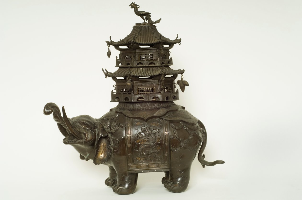 Figuuri elefantista, jolla on Howdah-kangas, taidokas vyöruusu ja pagodin rakennus (pronssi) tekijältä Japanese School