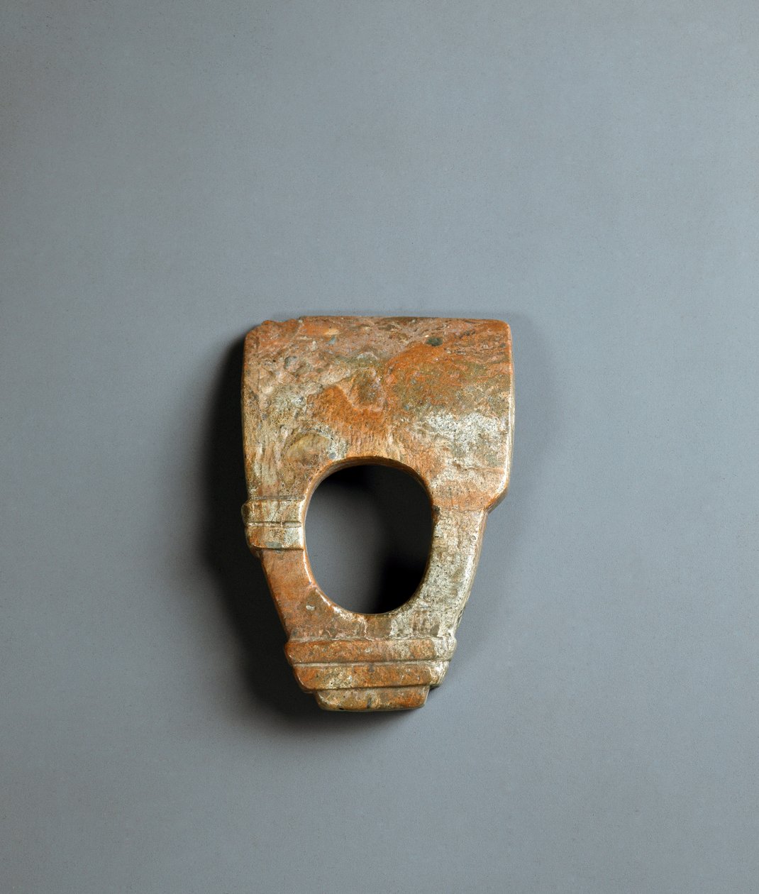 Punaisen graniitin rengasmainen kuokka, Jomon-kausi 10 000-300 eKr tekijältä Japanese School