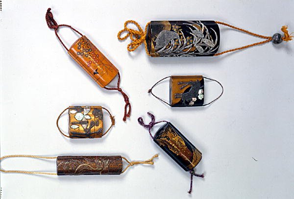 Kuusi inroa, Edo-kausi (1603-1868) 1600-1800-luku (lakattua kultaa helmillä) tekijältä Japanese School