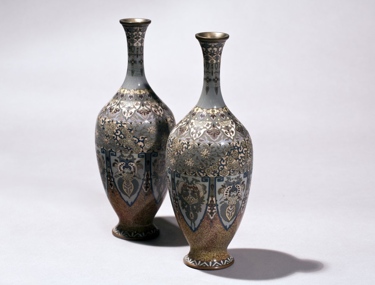 Kaksi cloisonne-maljakkoa tekijältä Japanese School