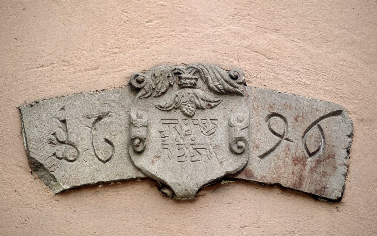 Juutalaisten kuja Obernaissa (67). Palvontapaikat: kaiverrus, jossa on heprealainen päivämäärä ja vastaava kristillisen aikakauden päivämäärä: 1696. Synagoga rakennettiin tiettävästi kaksi vuotta intendantin La Grangen luvalla, mikä mahdollisti J. tekijältä School Jewish