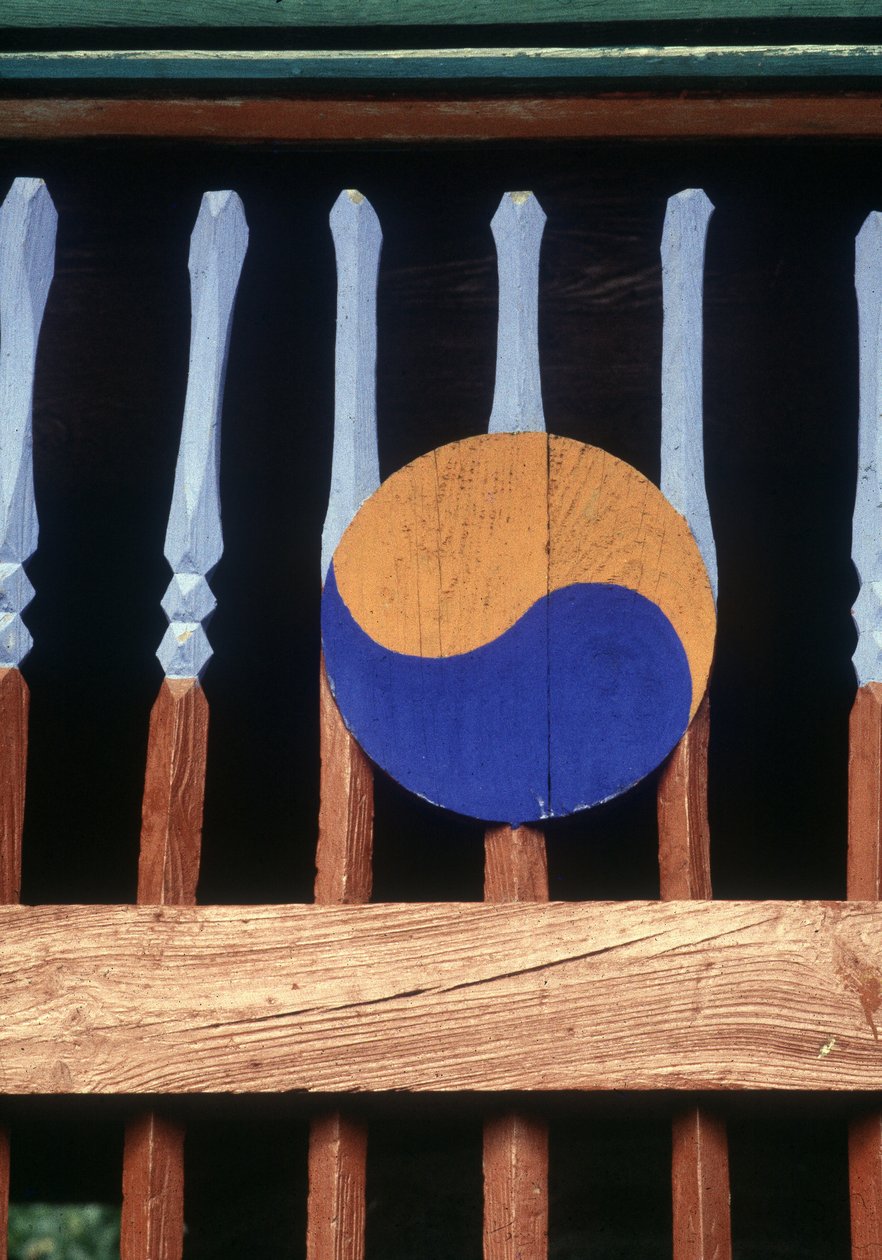 Yin- ja Yang-symboli puisessa esteessä (Kree) tekijältä School Korean