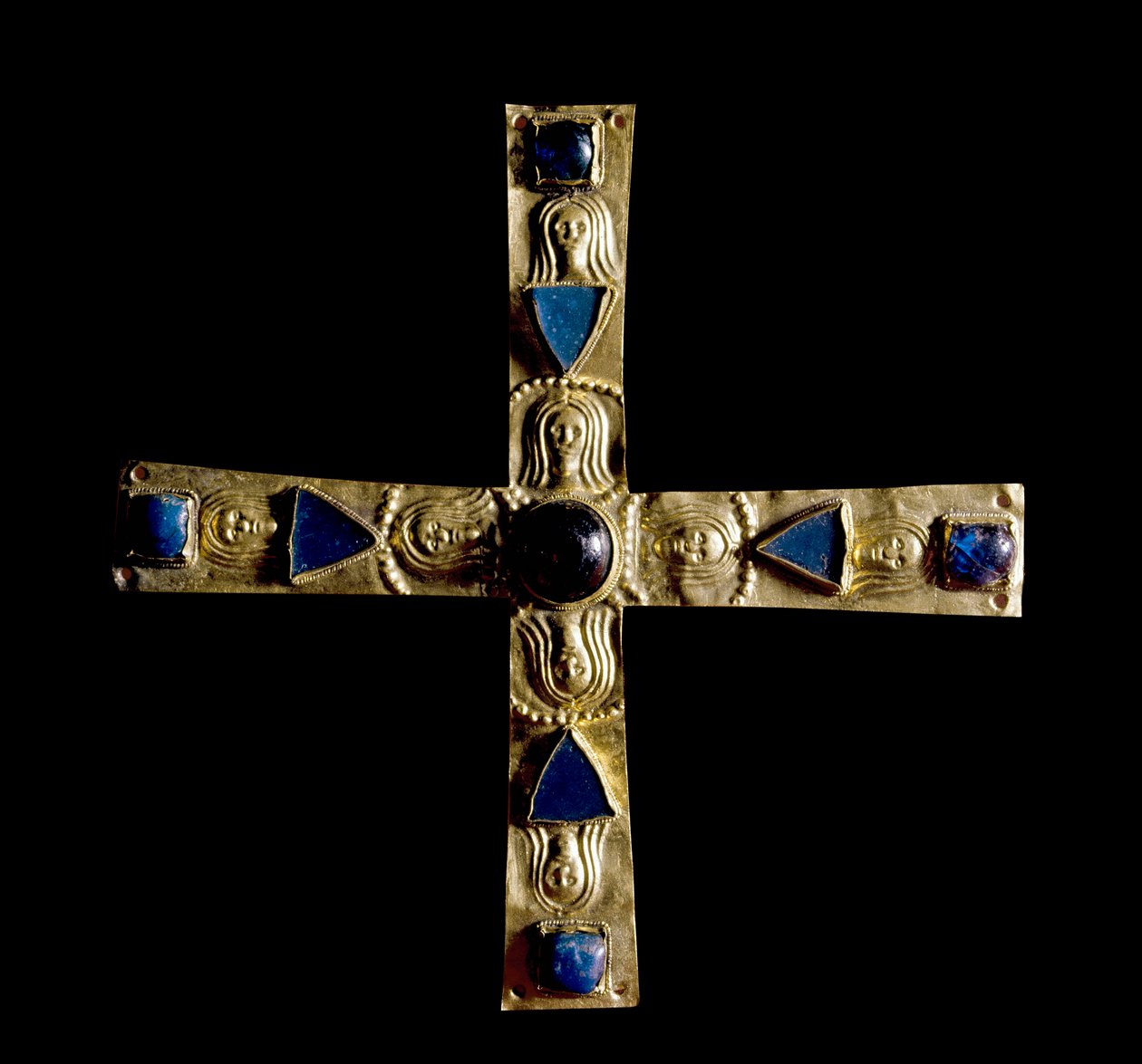 Keskiajan arkeologia (keskiaika). Lombardian barbaaritaide: Gisulfon risti, lehtikullasta ja puolijalokivet, petre enchassee. Lombard-mestarin 7. vuosisadan valmistama. Korkeus: 11 cm. Italia, Cividale del Friuli, Musee archeol tekijältä School Lombard