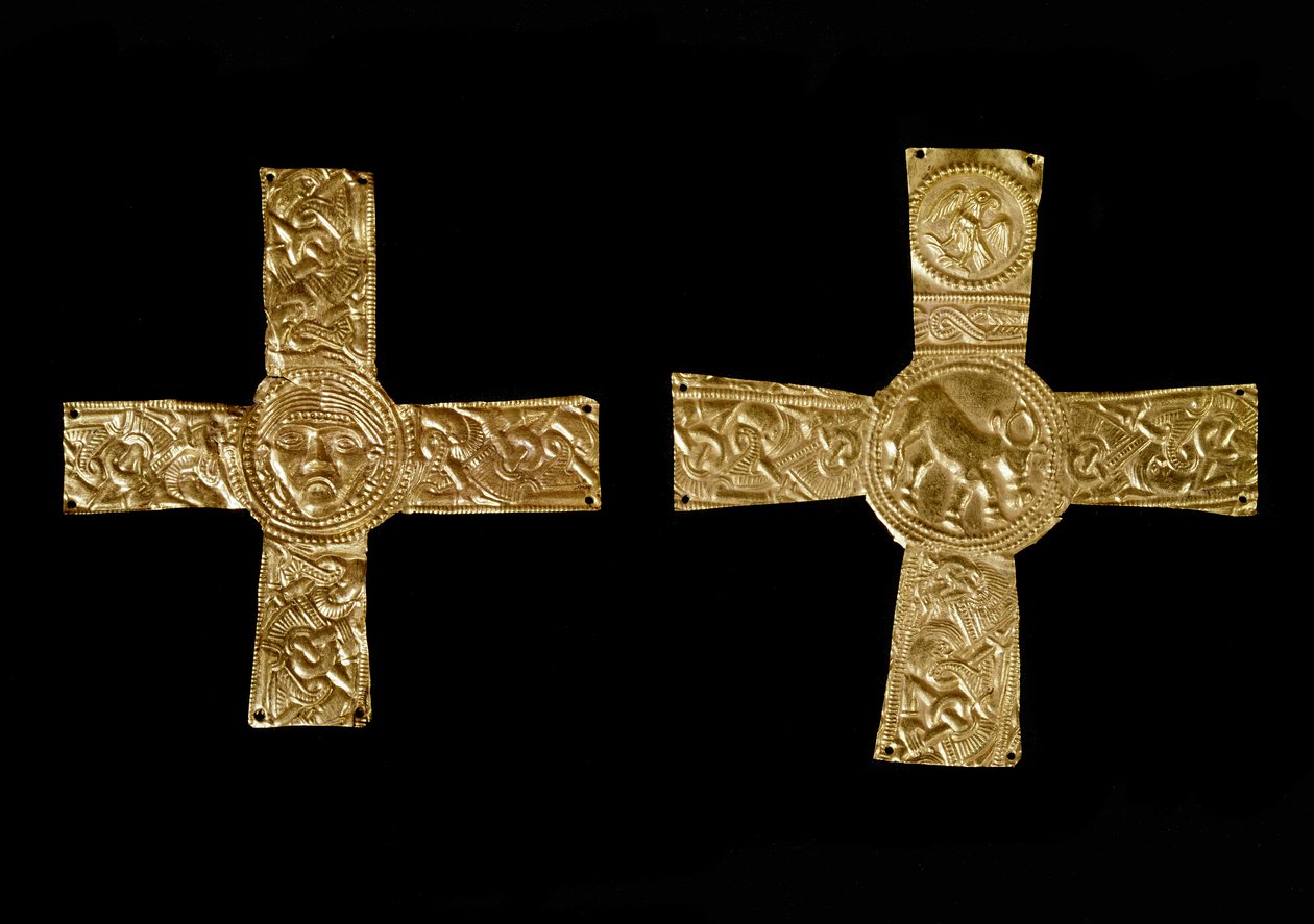Keskiajan arkeologia (keskiaika). Lombardian barbaaritaide: rintaristit kultalehdissä. Lombard-taide 700-luvulla. Italia, Cividale del Friuli, Arkeologinen museo tekijältä School Lombard