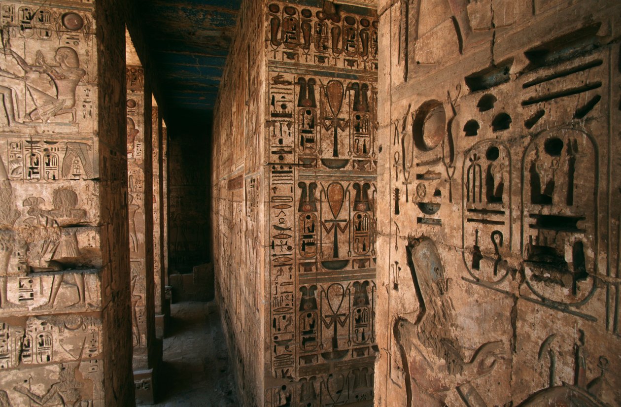 Egypti, Medinet Habu, Luxor, Luxorin kuvernööri, Ramses III:n ruumistemppeli. Yksityiskohta pylväistä ja seinistä veistetty hahmoilla ja heiroglyfeillä tekijältä R. and Smith Simkin