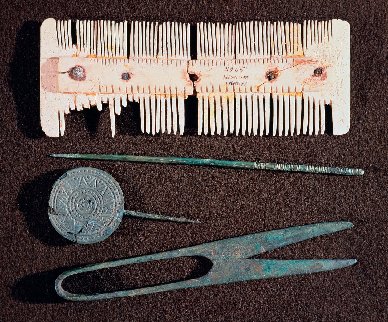 Barbaarikulttuuri: hygieniatuotteet (kampa, sakset) Merovingien ajalta. 5-8-luvulla. Strasbourg, Palais Rohanin arkeologinen museo tekijältä School Merovingian