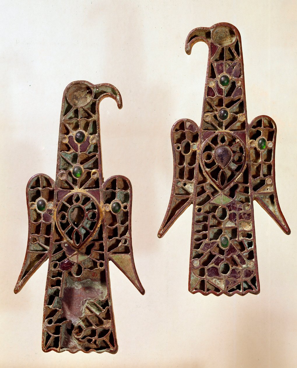 Merovingilainen taide: Fibules (surete pin) aqualiformes (kotkat). Enamel cloisonné, 6. vuosisadalla, Merovingien dynastia (481-751). Castelsagratista. Musee Cluny, Pariisi. tekijältä School Merovingian