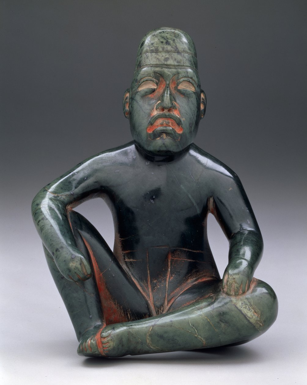 Istuva hahmo, jossa polvi koholla, Highland Olmec, San Martin Texmelucan tekijältä School Mexican