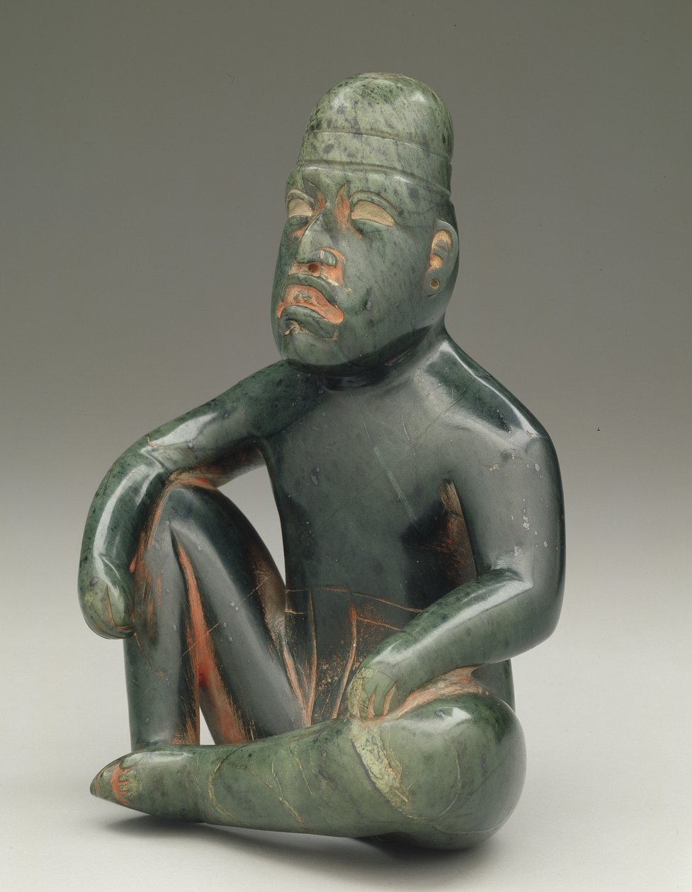Istuva hahmo, jossa polvi koholla, Highland Olmec, San Martin Texmelucan tekijältä School Mexican