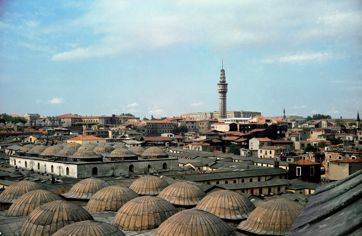 Panoraamanäkymä Istanbuliin Suuren basaarin kupoleineen tekijältä School Ottoman