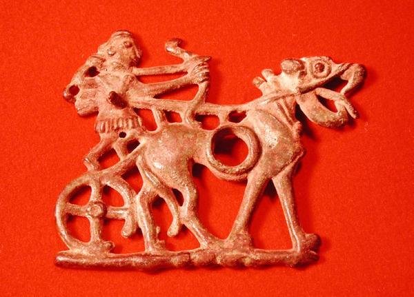 Hevosen puru, joka kuvaa metsästäjää vaunuissaan ampumassa joustaan, n. 1200-700 eKr. (pronssi) tekijältä School Persian