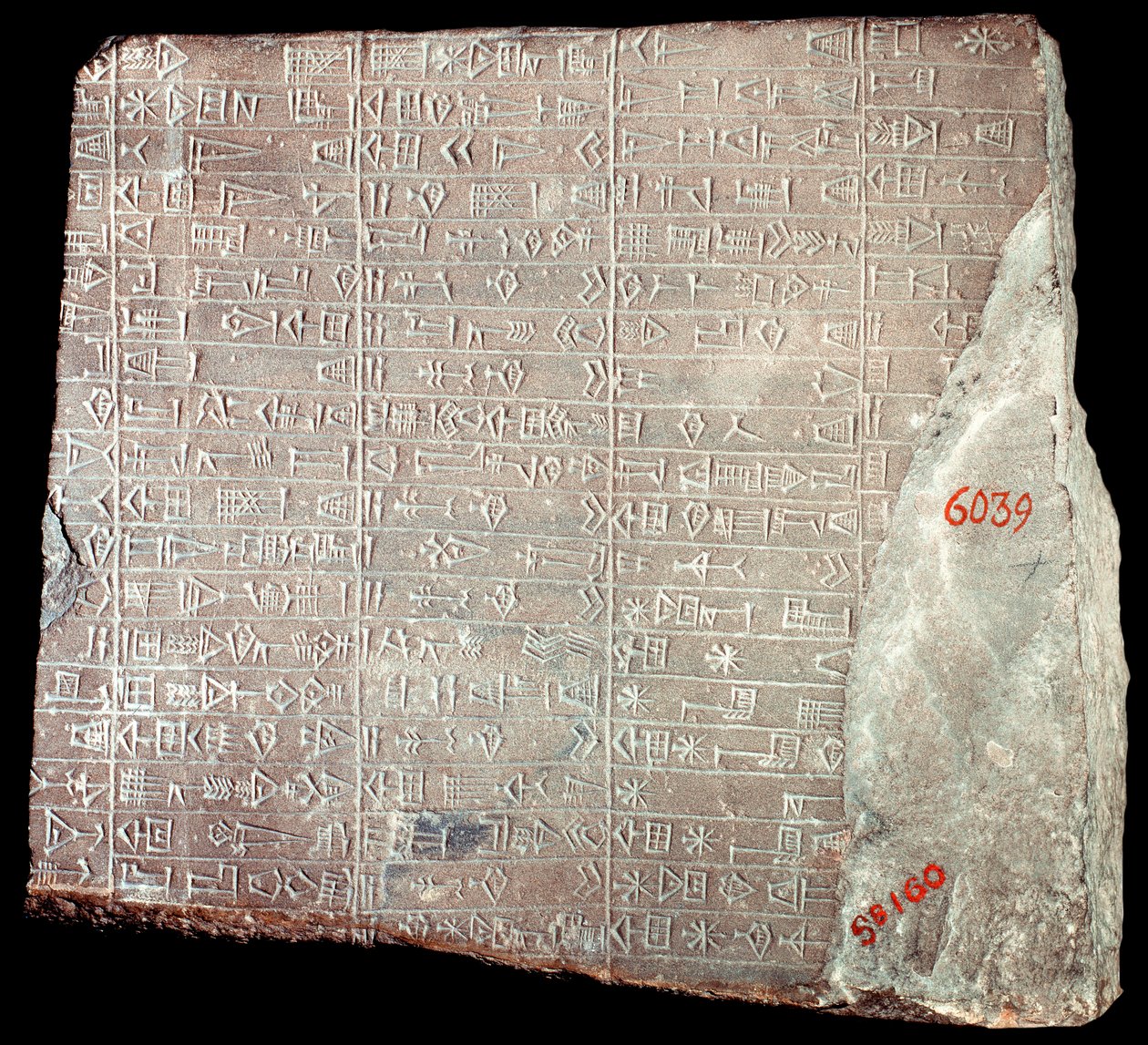 Mesopotamia: kalkkikivistele, jossa on akkadinkielisiä kirjoituksia, jotka muistuttavat jumalan Inshushinakin kunniaksi tehtyjä töitä ja hänelle annettuja lahjoja; Iran, Susa, 2100 eaa tekijältä School Persian