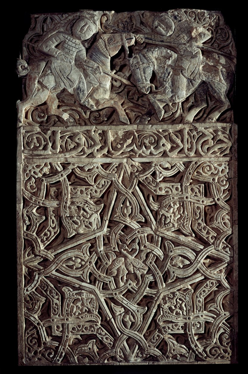 Persialaista taidetta: stukkopaneeli koristaa arabeskeja ja kaksi ratsastajaa taistelevat. Seattle. Taidemuseo tekijältä School Persian