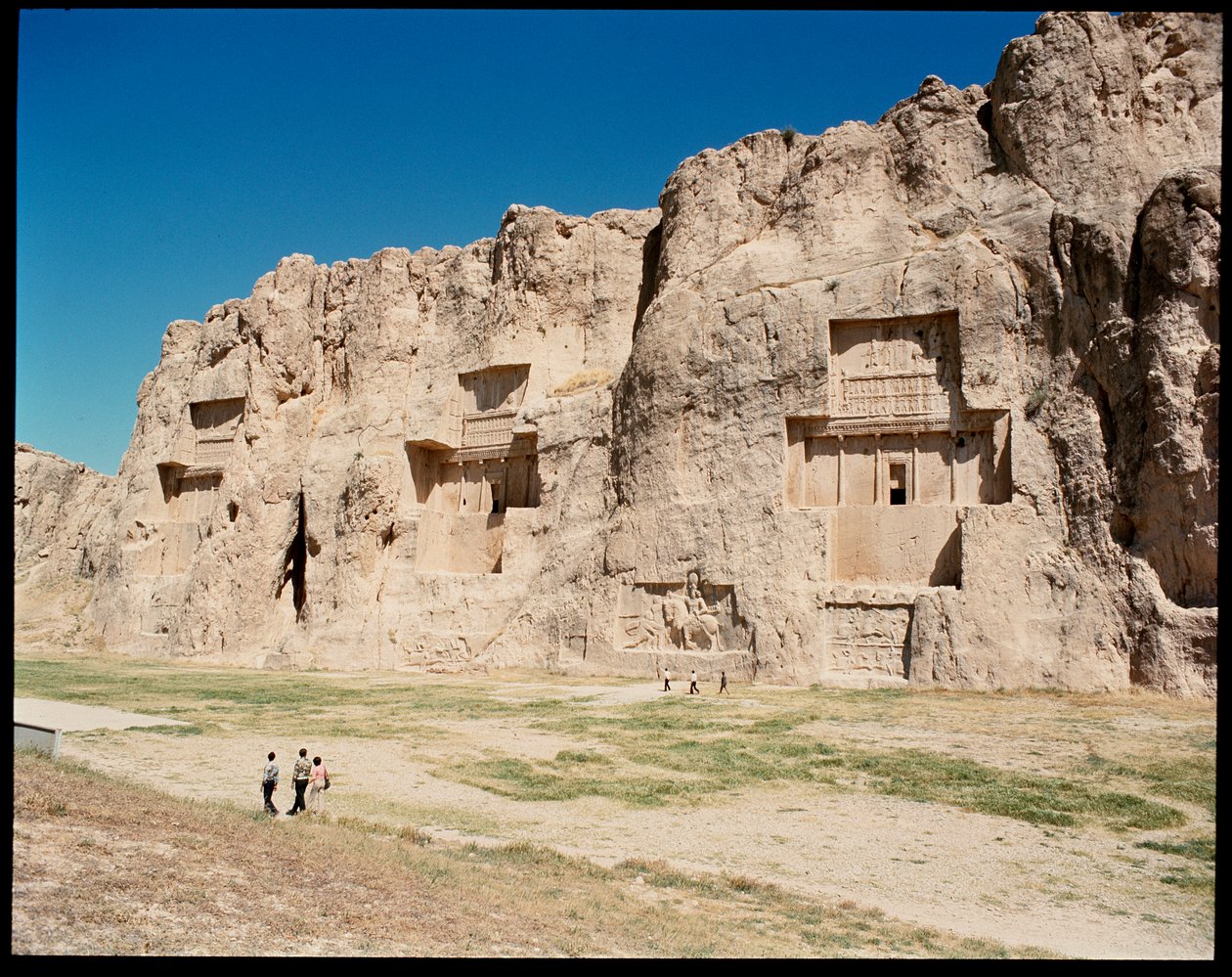 Näkymä Nekropolikselle ja Achaemenid-kuninkaiden neljälle haudalle tekijältä School Persian