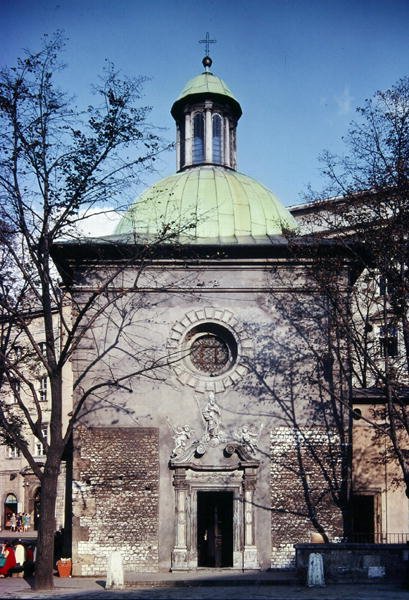 Pyhän Adalbertin kirkko, alun perin rakennettu 1100-luvulla, modernisoitu 1700-luvulla (kuva) tekijältä School Polish