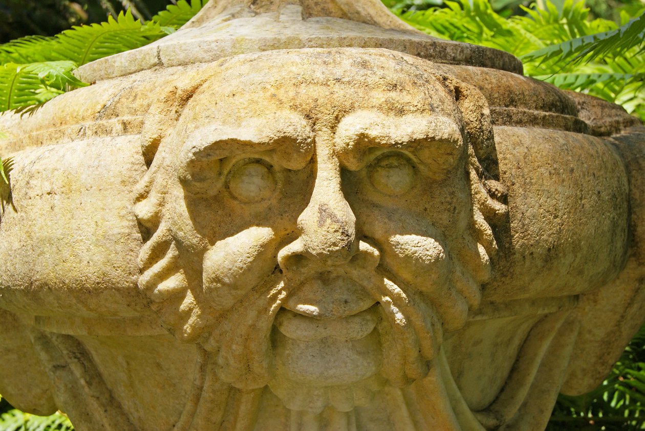 Veistetty kiviuurna jumalien terassilla, Quinta da Regalia; Sintra; Portugali n. 1914 (kuva) tekijältä School Portuguese