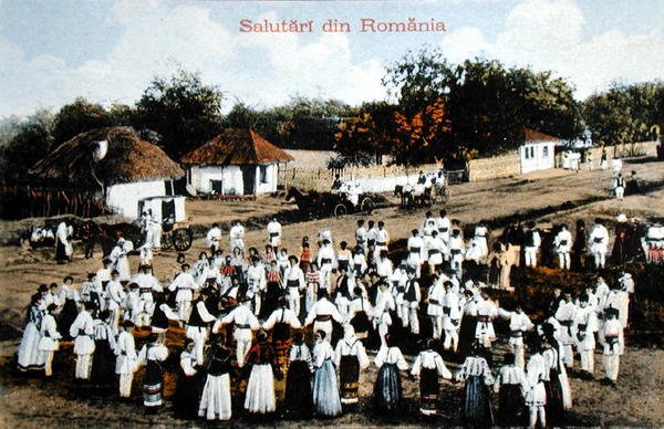 Postikortti, joka kuvaa romanialaisia tanssimassa kylässä, n. 1910 (värilitho) tekijältä School Romanian