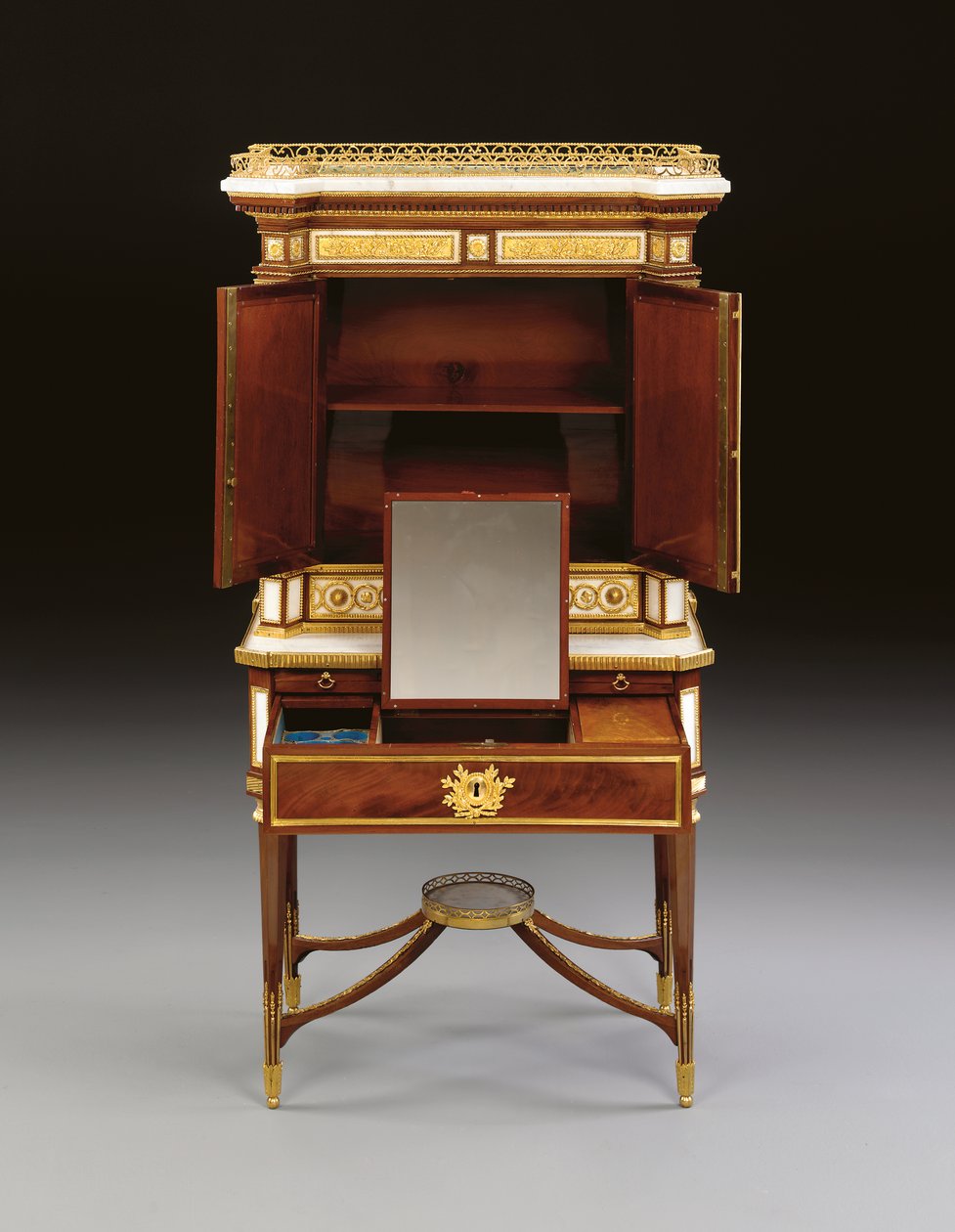 Venäläinen ormolu-asennettu valkoinen marmori ja mahonki bonheur du jour, n. 1790 (ormolu, marmori ja mahonki) tekijältä School Russian