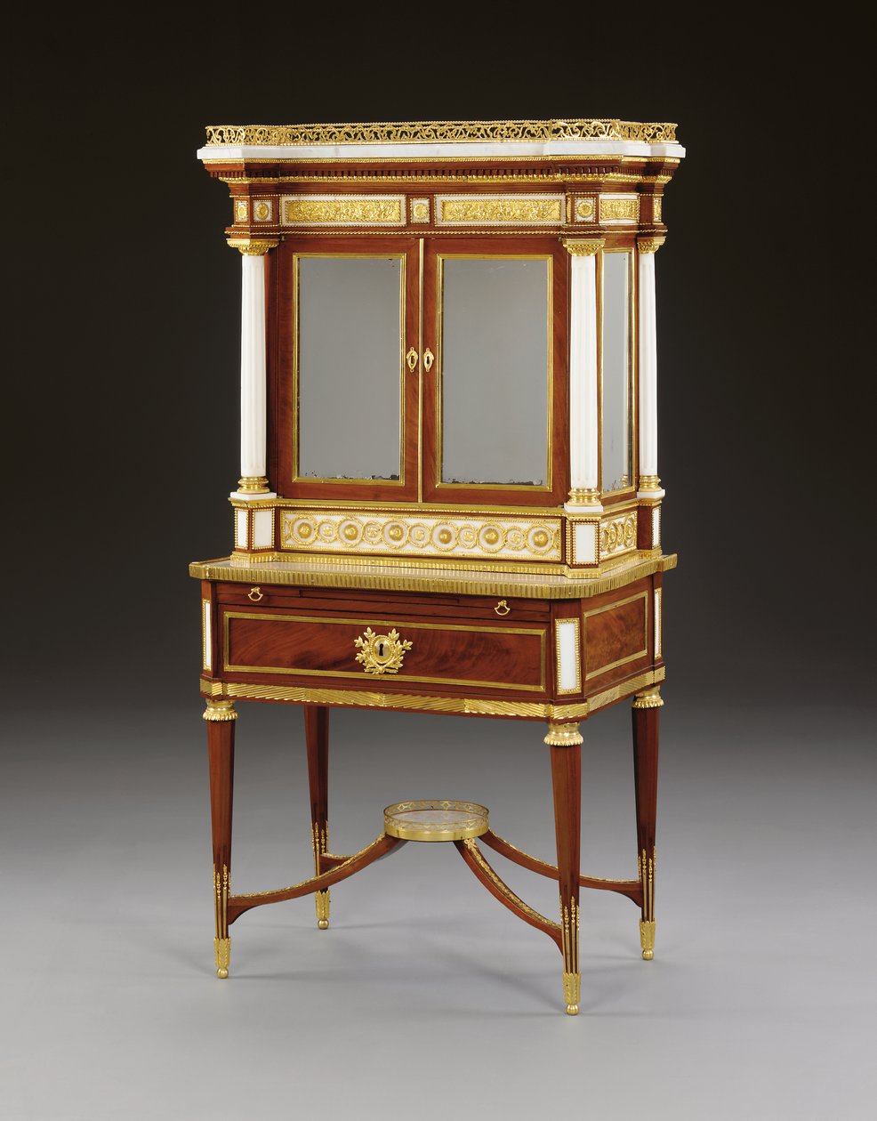 Venäläinen ormolu-asennettu valkoinen marmori ja mahonki bonheur du jour, n. 1790 (ormolu, marmori ja mahonki) tekijältä School Russian