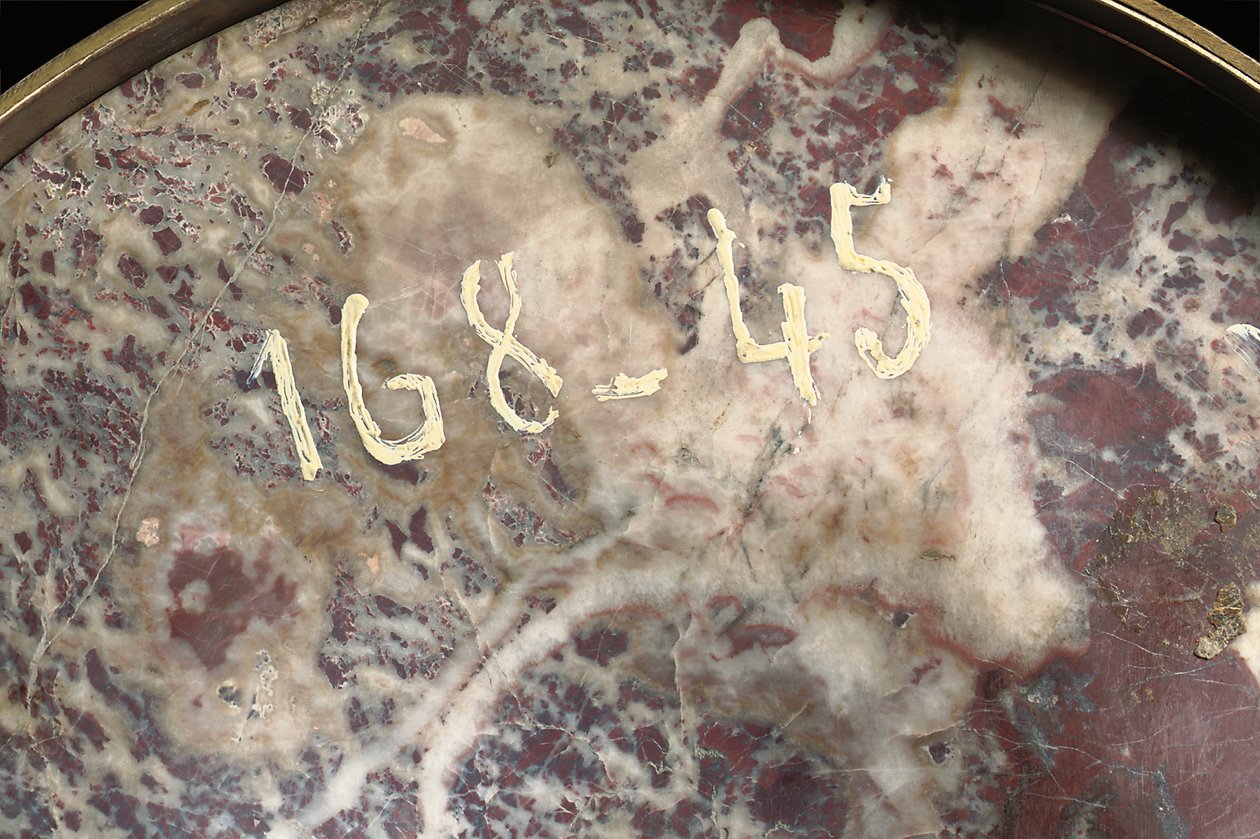 Yksityiskohta yhdestä maljakoparista, n. 1790 (jaspis & ormolu) tekijältä School Russian