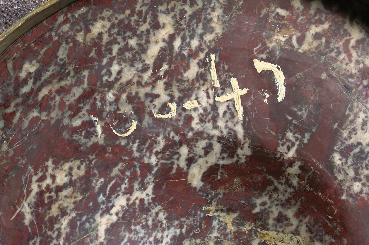 Yksityiskohta yhdestä maljakoparista, n. 1790 (jaspis & ormolu) tekijältä School Russian