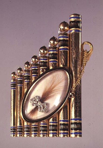 Kultainen riipus emalikoristeella ja setti, jossa on hiussalkun sisältävä medaljonki timanttisarjan rusetissa (puoli), venäläinen, 1800-luvun alku (kulta, eneli ja timantti) tekijältä School Russian