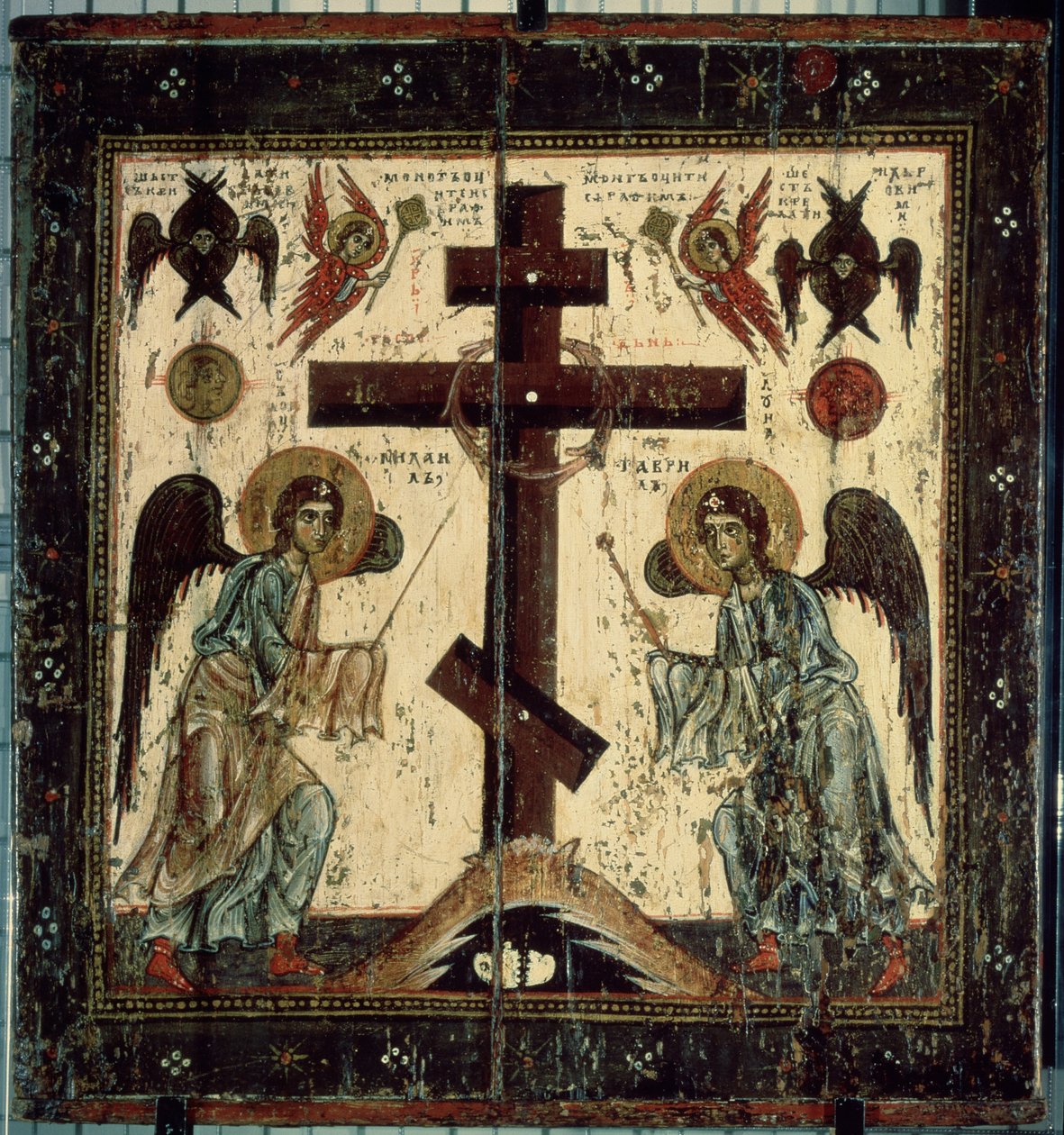 Ristin palvonta. Kaksi enkeliä jumaloimassa Venäjän ortodoksista ristiä. Venäläinen ikoni, tempera puulla, vuosilta 1130-1200, taidetta Novgorodista (Venäjä). Valtion Tretjakovin galleria, Moskova (Venäjä). tekijältä School Russian