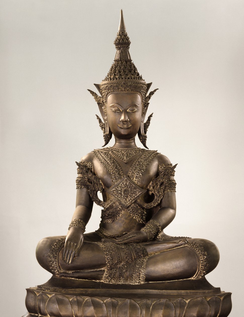 Elämän kokoinen Buddha kuninkaallisessa asussa (pronssi) tekijältä School Siamese