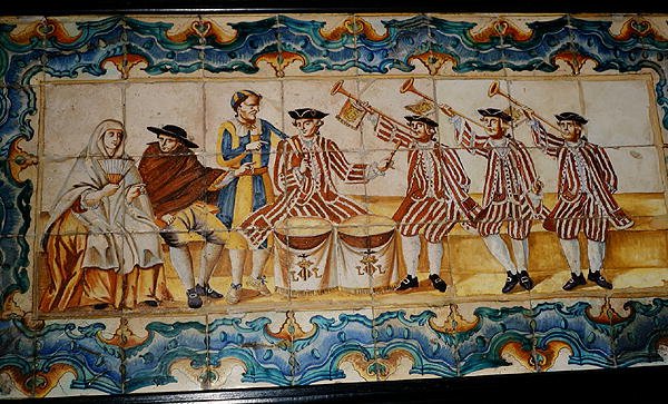 Azulejos-laatat, jotka esittävät trumpetisteja ja rumpalia (keraaminen). tekijältä School Spanish