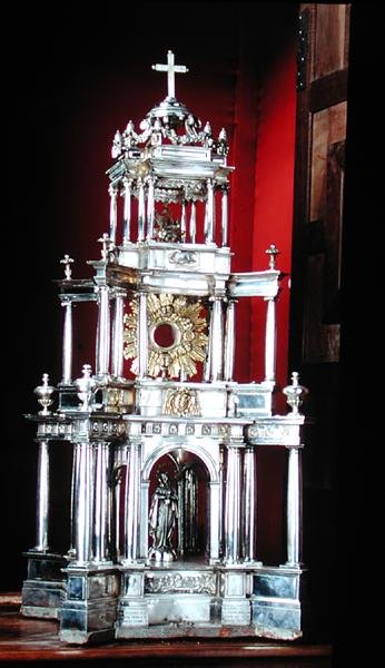 Monstrance, joka sisältää pyhitetyn sotajoukon, käytetty kulkueissa (hopea) tekijältä School Spanish