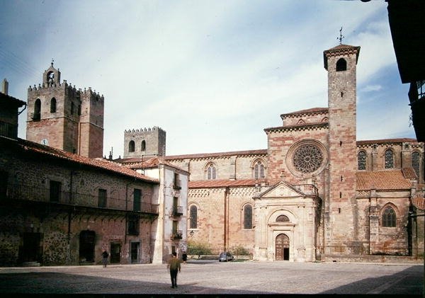 Näkymä katedraalille Plaza Mayor -aukiolta, rakennettu 1150-1300-luvulla (kuva) tekijältä School Spanish