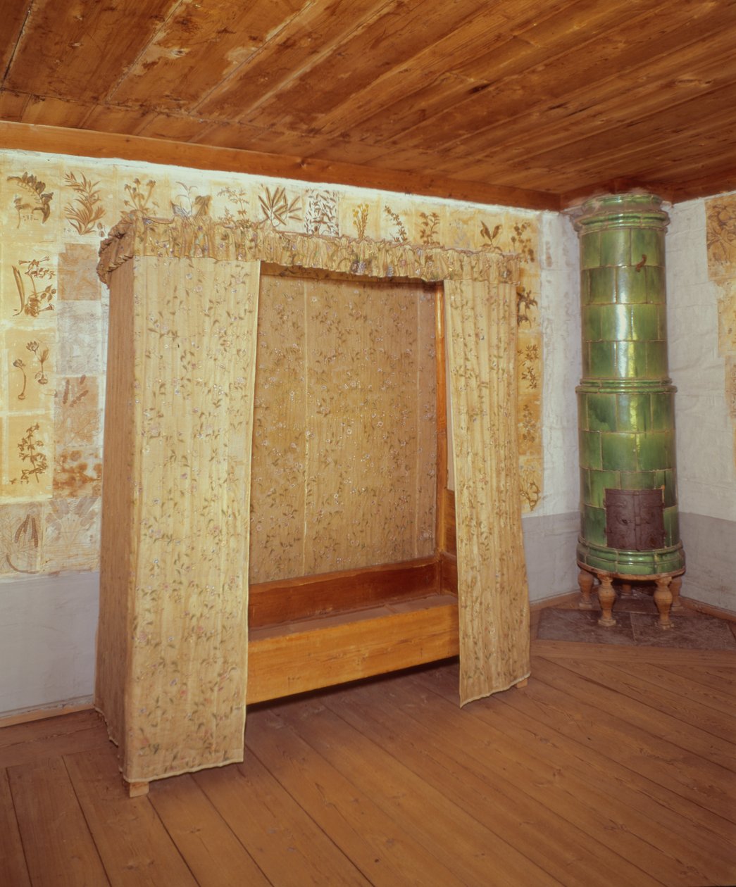 Kokoontaitettava sänky ja keraaminen liesi Carl Linnaeuksen (1707-78) kodissa (kuva) tekijältä School Swedish