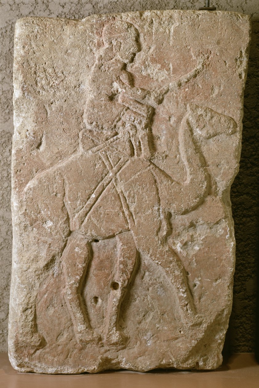 Laatta, jossa Dromedary Rider, Tell Halaf, Pohjois-Syyria (kalkkikivi punaisella maalilla) tekijältä School Syrian