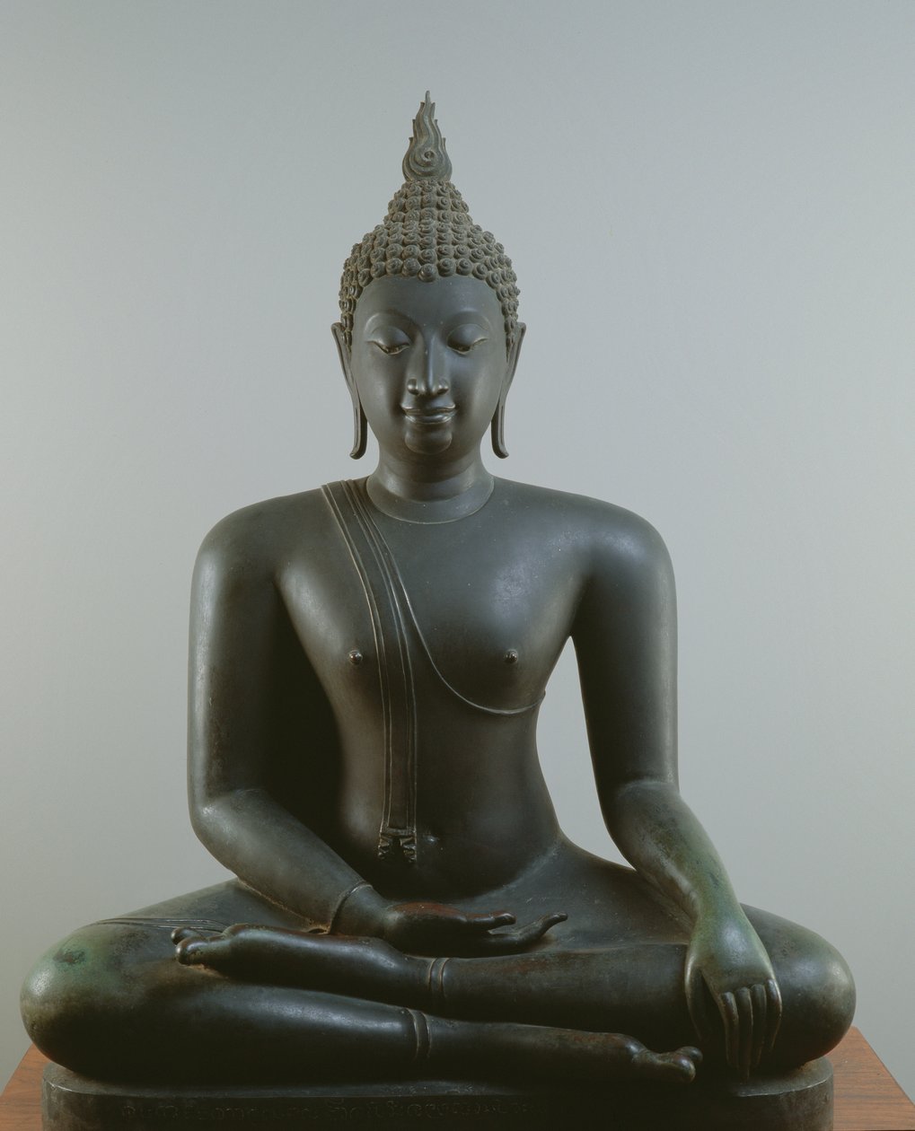 Buddha istuu meditaatiossa, Sukhothai-tyyli (pronssi) tekijältä School Thai