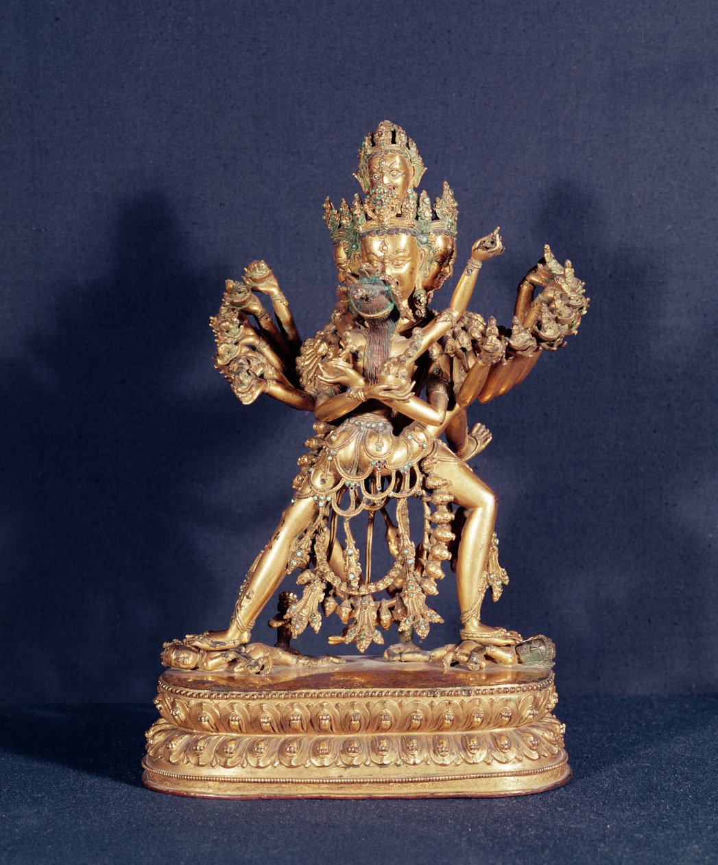 Hevajra ja Nairatmya (kullattua pronssia hopeakuoretuksella) tekijältä School Tibetan