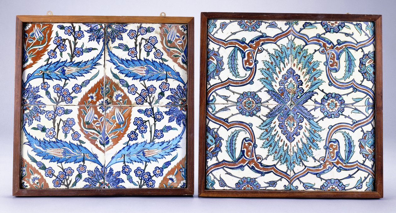 Iznik-laatta, jossa on luumunkukkia ja tulppaaneja, valmistettu noin vuonna 1570, ja 1600-luvun Iznik-laatta punaisella ja sinisellä halkaistulla palmetilla, n. 1570; 1600-luku (keraaminen) tekijältä School Turkish
