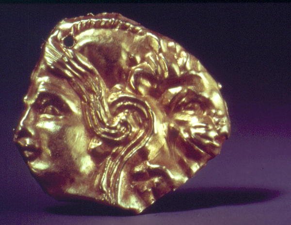 Nuoruuden pää ja leijona (kulta) tekijältä Scythian