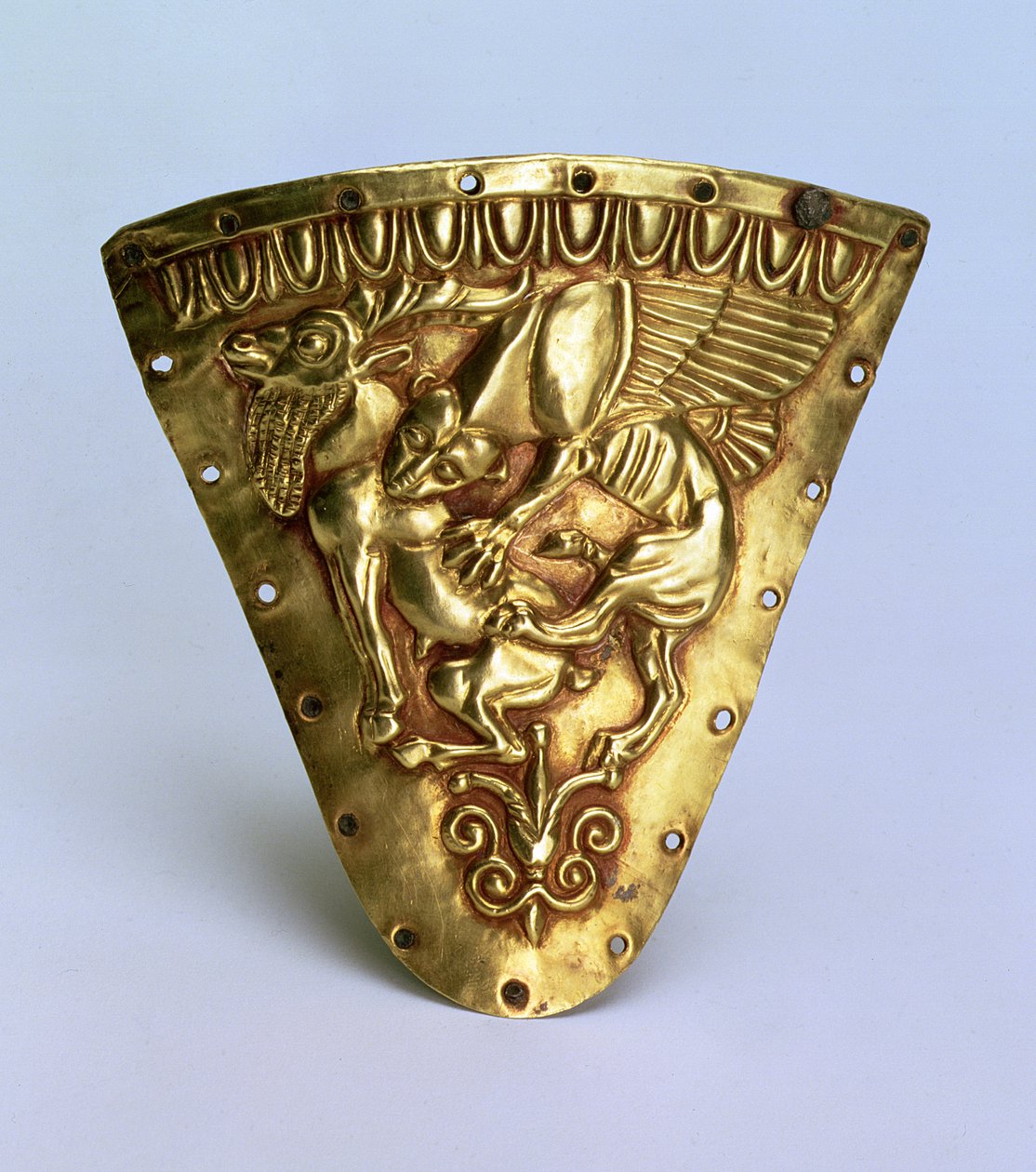 Rhyton (sarven muotoinen rituaaliastia) koristeena upeasta siivekkäästä olennosta, joka hyökkää vuohen kimppuun, kreikkalais-itätyyli, Bosporan kuningaskunta, 5. vuosisadan puoliväli eKr. (kulta) tekijältä Scythian