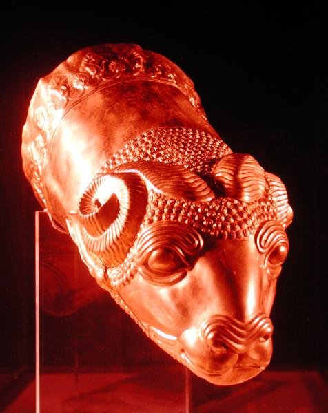 Rhyton mufflonin pään muodossa (kulta) tekijältä Scythian