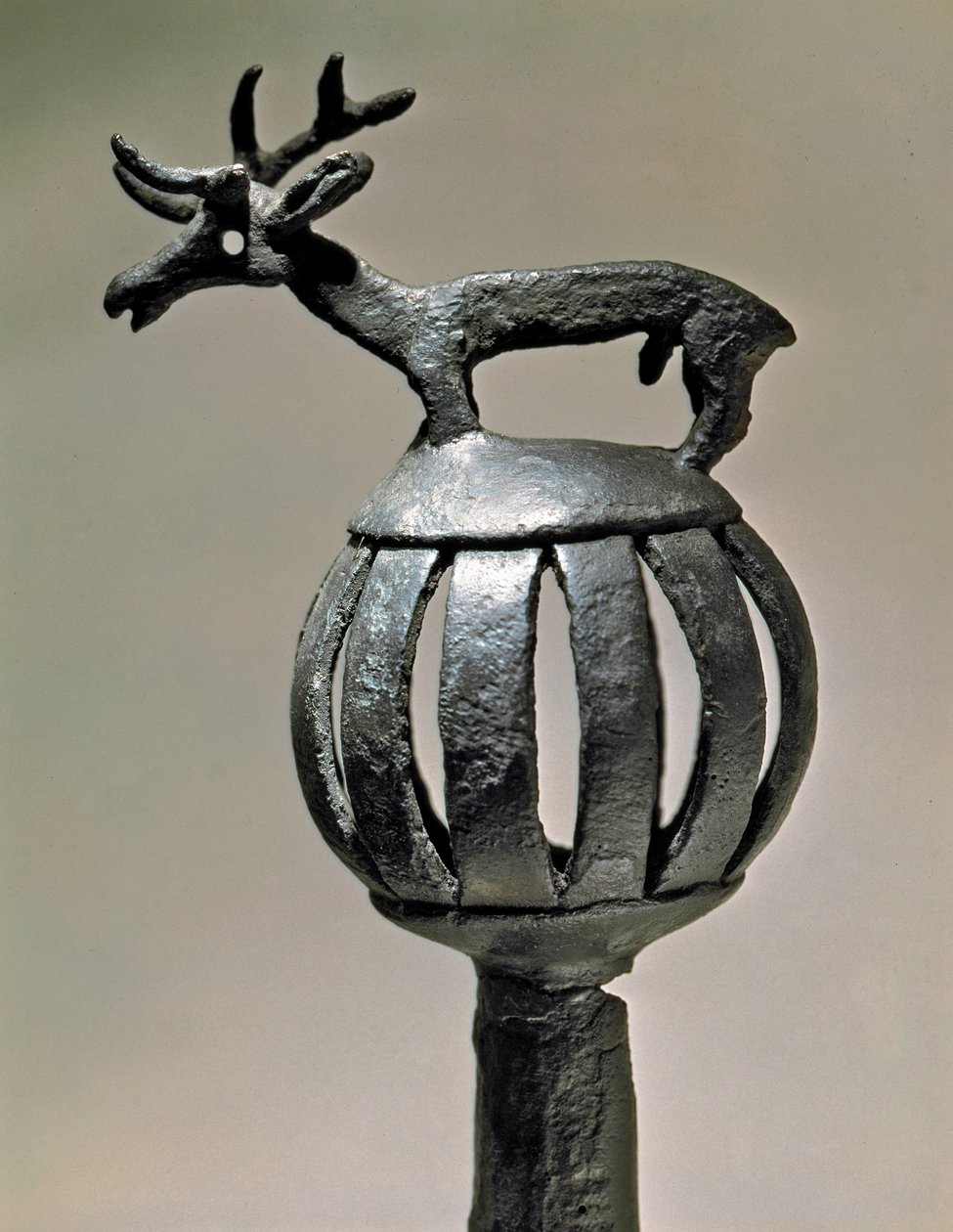 Art Scythian (Skythian sivilisaatio tai Scythia): pronssinen tankokoriste, jonka päällä on peuran hahmo. Esine 7. - 6. vuosisadalta eKr. Pietari, Eremitaaši tekijältä Scythian