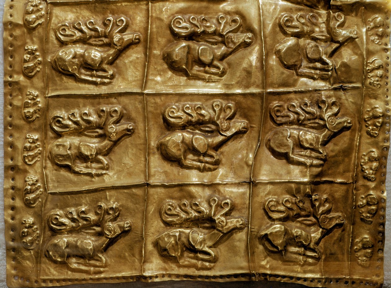 Art Scythian (Skythian sivilisaatio tai Scythia): kultavireen kansi koristaa eläimiä (peura). Tumulus nro 4 Kelermesistä, Krasnodarin alue, Kuban, Venäjä, 7. vuosisadalla eaa. tekijältä Scythian