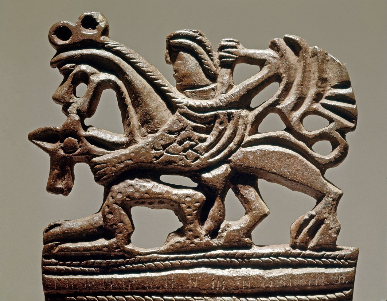 Scythian taide (Scythian tai Scythian sivilisaatio): Apollo griffinillä - 4. vuosisadalla eKr. - Pronssitankkikoristeet - Eremitaaši, Pietari tekijältä Scythian