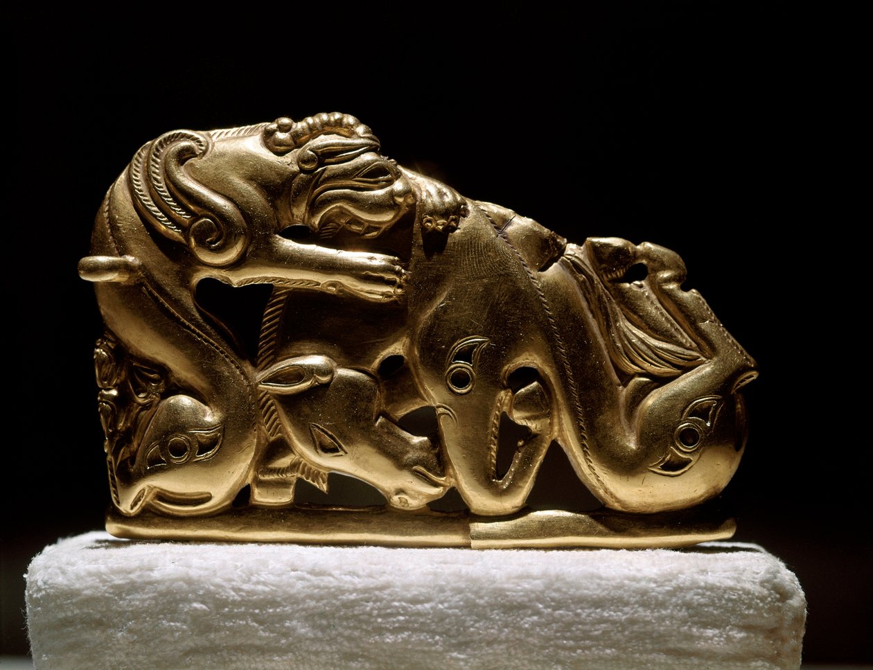 Art Scythian (Scythian tai Scythian sivilisaatio): kultainen vyöfibula, joka kuvaa griffinin hyökkäävän hevosen kimppuun. Chiliktinistä. 5-4-luvulla eKr. Pietari, Eremitaaši - Skythian taide (Skythian sivilisaatio): kultainen vyön solki, joka edustaa griff tekijältä Scythian