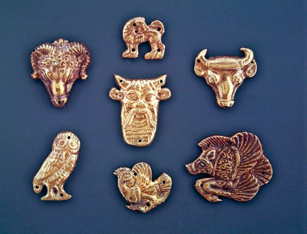 Vaatekoristekilvet, joissa näkyy kreikkalaisia vaikutteita (kulta) tekijältä Scythian