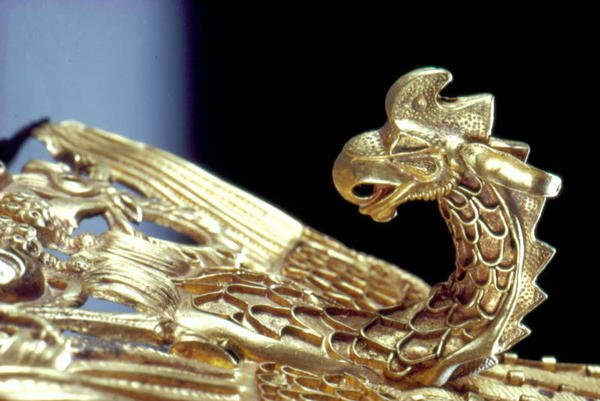 Yksityiskohta otsanauhasta, jossa griffin pitelee vuohia (kulta) tekijältä Scythian