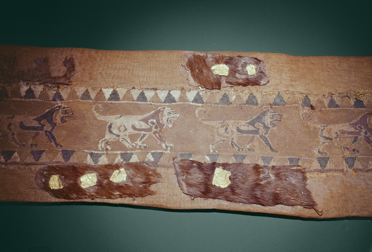 Hevosen rintanauha leijonalla (villaa ja kultaa) tekijältä Scythian