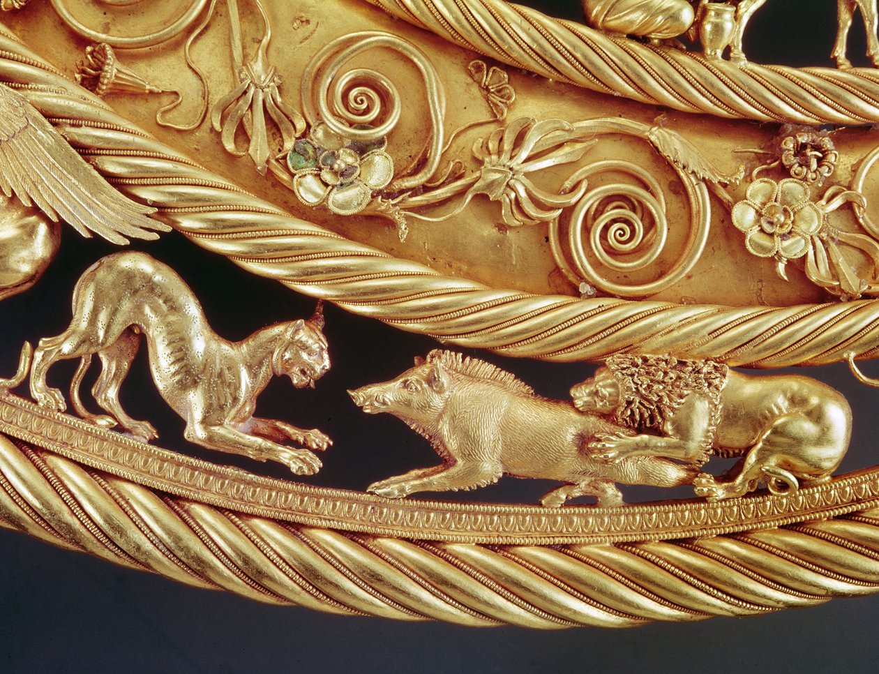 Leijona ja pantteri hyökkäävät villisian kimppuun, Yksityiskohta Tovsta Mohylan kultaisesta rintakorusta (kulta). tekijältä Scythian